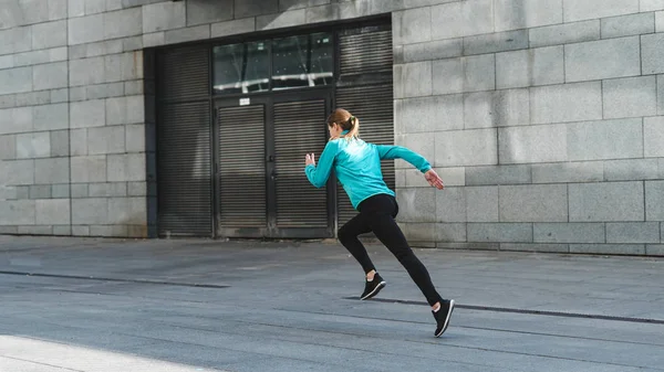 Jonge volwassen vrouw draait op sport training outdoor — Stockfoto