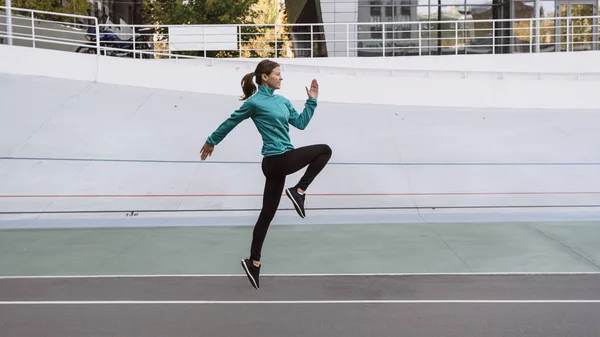 Jovem menina adulta correndo em treinamento esportivo na cidade — Fotografia de Stock