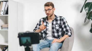 Sosyal medya için genç yetişkin başarılı vlog kaydedicisi videosu