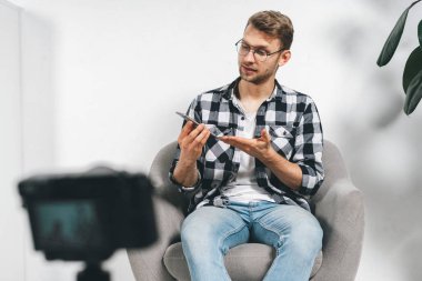 Sosyal medya için video kaydeden genç bir adam