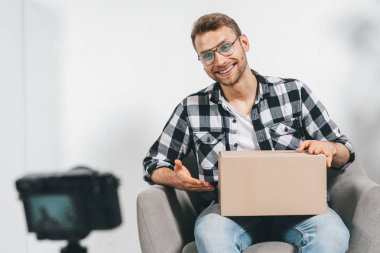 Sosyal medya için genç yetişkin başarılı vlog kaydedicisi videosu
