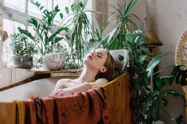 Jonge volwassen vrouw die thuis in bad gaat — Stockfoto