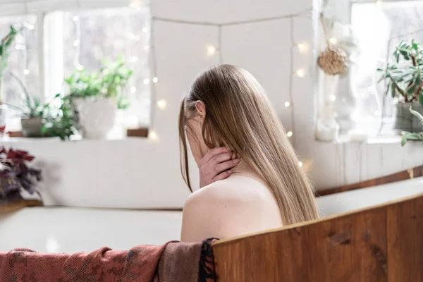 Jonge volwassen vrouw die thuis in bad gaat — Stockfoto