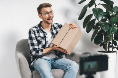 Video kamera ve kreati kullanan genç ve popüler sosyal etken