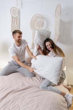 Genç kız ve erkek hafta sonunu evde geçiriyorlar.