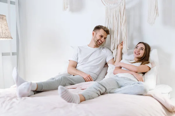 Jeune adulte petit ami et petite amie passer la matinée dans la chambre — Photo