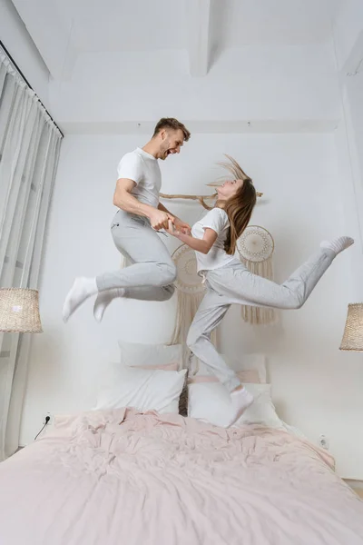 Fiatal felnőtt férj és feleség együtt töltik az időt otthon — Stock Fotó