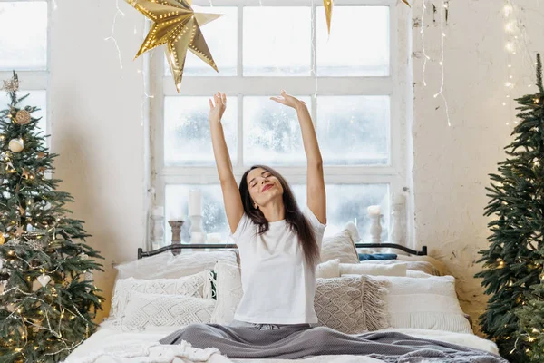 Šťastná mladá dospělá žena tráví nový rok dovolené doma — Stock fotografie