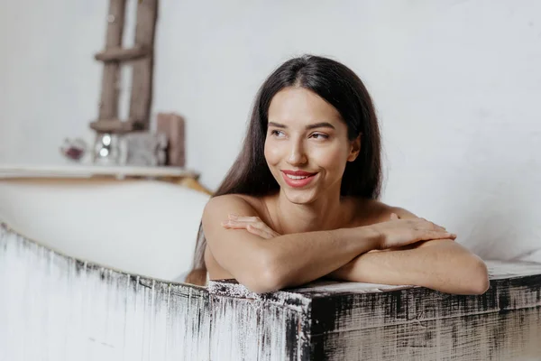 Щаслива молода доросла жінка проводить вихідні вдома приймаючи ванну — стокове фото