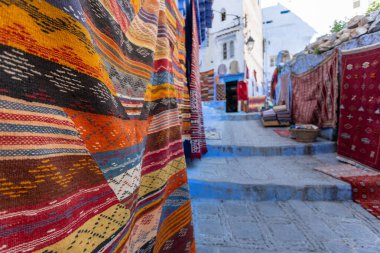 Şehir pazarında el yapımı halı.