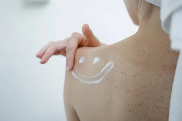 Jonge volwassen vrouw staan in heldere badkamer — Stockfoto