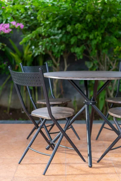 Металлические стулья и стол в беседке на заднем дворе — стоковое фото