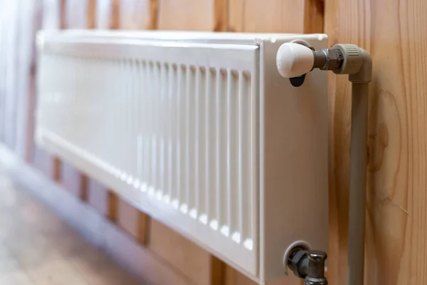Radiador moderno blanco en pared de madera en casa con acogedor interio —  Fotos de Stock