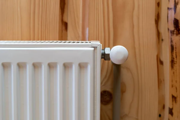 Moderno radiador individual no quarto com parede de madeira e int acolhedor — Fotografia de Stock
