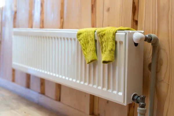 Moderne radiator in kamer met houten wand en gezellig interieur — Stockfoto