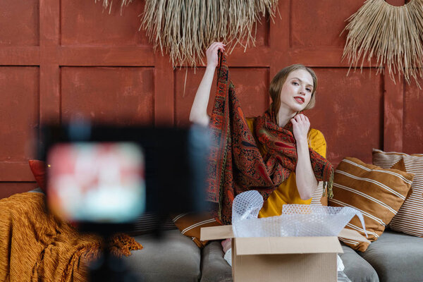 Молодой блоггер создает медиа контент для интернет-блога
