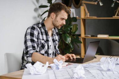 Profesyonel büroda çalışan genç bir mimar ve tasarımcı.