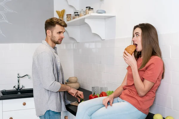 Young adult husband and wife standing in modern kitchen — ストック写真