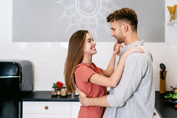 Jong volwassen vriend en vriendin dansen op keuken — Stockfoto