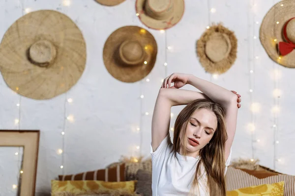 Jovem mulher adulta passar o dia de fim de semana em casa — Fotografia de Stock