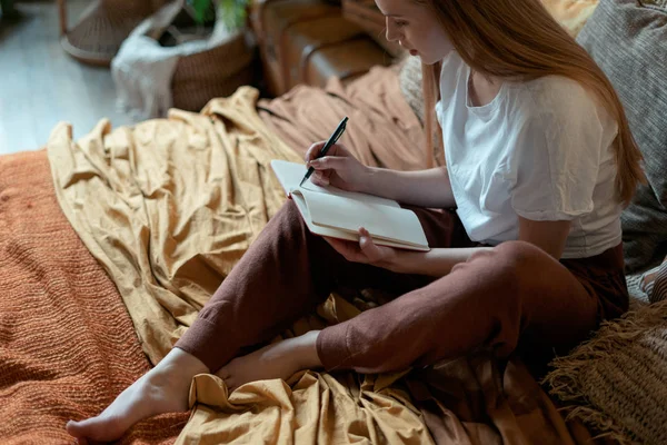 Jong volwassen meisje rusten in huis in gezellige slaapkamer — Stockfoto