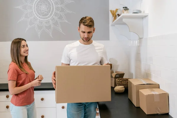 Newlyweds with cardboard boxes moving in new apartment — Stock Photo, Image