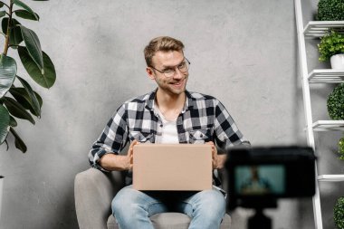 Medya web sitesi için video içeriği oluşturan genç yetişkin sosyal etkileyici