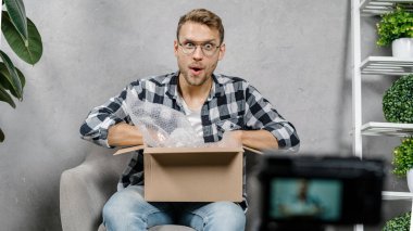 İnternet video içeriği oluşturan genç yetişkin vlogger