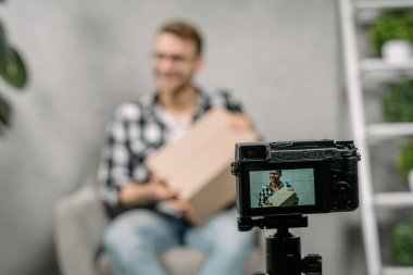 İnternet video içeriği oluşturan genç yetişkin vlogger
