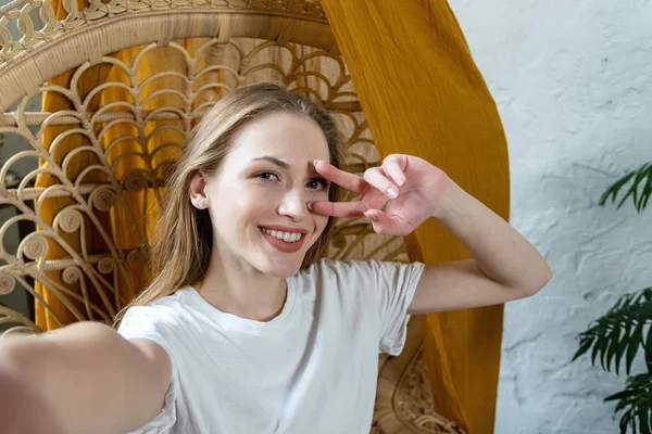 Menina Adulta Jovem Feliz Sorridente Fazendo Auto Retrato Mostrando Sinal — Fotografia de Stock