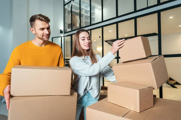 Real Estate Concept Cheerful Young Adult Man Woman Move New — Stock Photo, Image