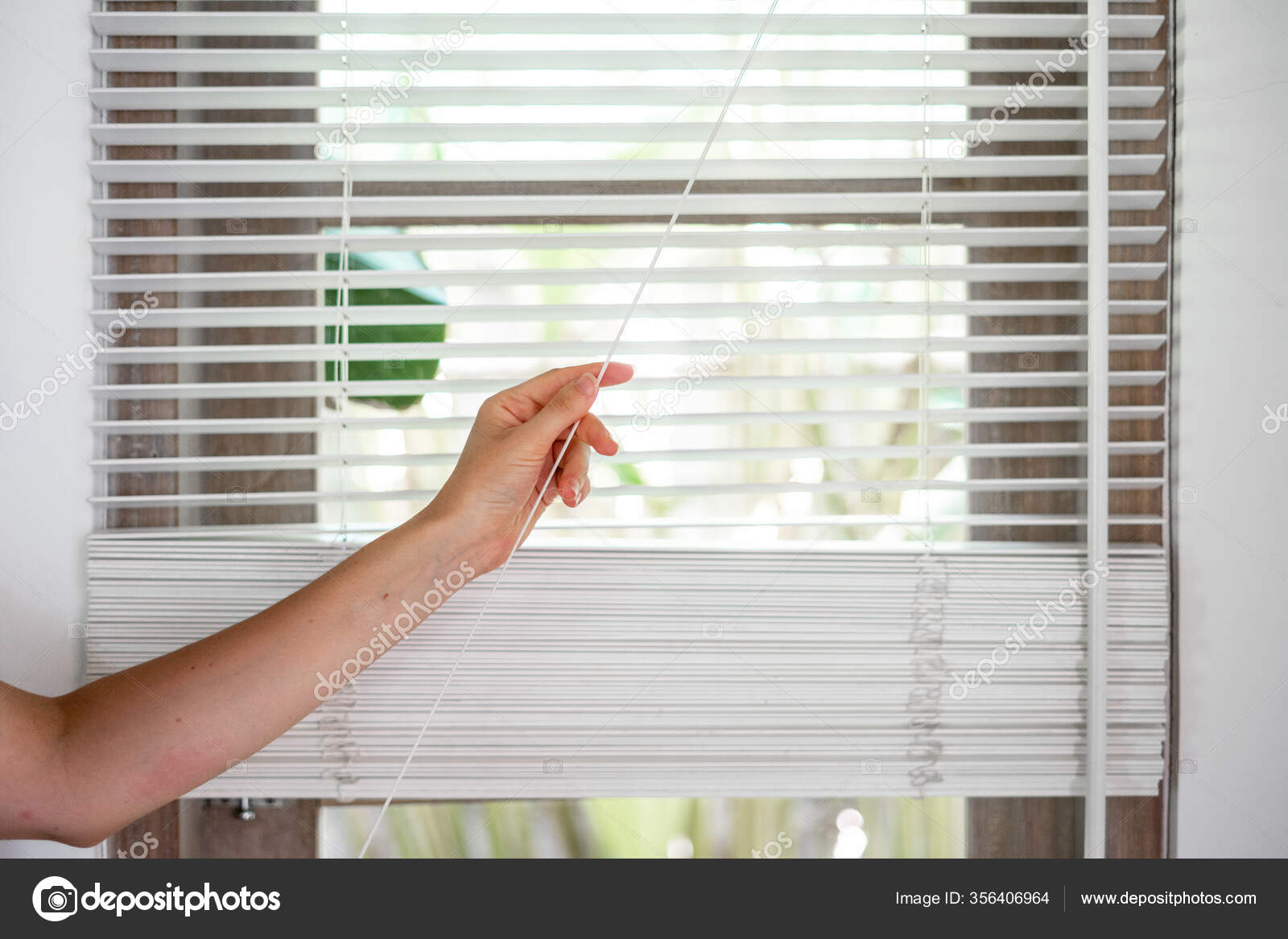 вечер начался жалюзи были опущены