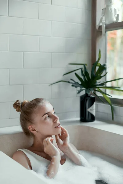 Otthoni Relaxációs Koncepció Függőleges Fotó Nyugodt Fiatal Felnőtt Lány Fürdés — Stock Fotó