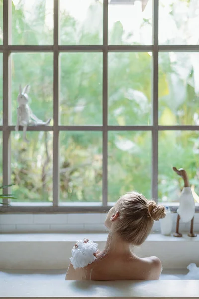 스킨케어 소녀가 목욕을 스폰지를 집에서 화장실에서 시간을 보내는 — 스톡 사진