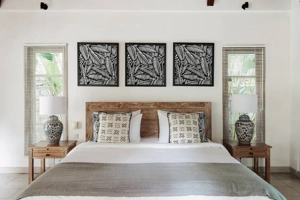 Weiß Authentisches Interieur Komfortablen Schlafzimmern Mit Großem Gemütlichem Bett Nachttischen — Stockfoto