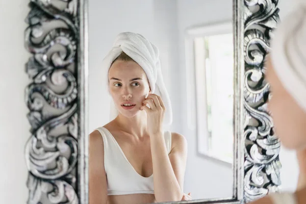 Visão Retrato Calma Jovem Mulher Adulta Olhando Para Reflexão Espelho — Fotografia de Stock