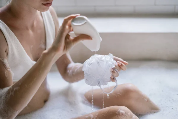 Vücut Bakımı Konsepti Genç Yetişkin Bir Kadının Süngerin Üzerine Duş — Stok fotoğraf