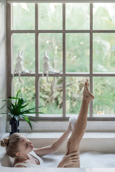 Conceito Cuidado Corporal Foto Vertical Jovem Garota Adulta Tomando Banho — Fotografia de Stock