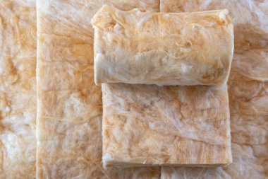 Yuvarlak ve katmanlı mineral kaya yünü yapım aşamasında evin içinde yatıyor.