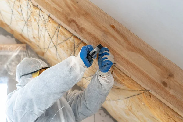 Förman Overaller Arbetar Med Rockwool Isolering Står Inne Nytt Hus — Stockfoto