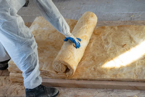 Vista Recortada Trabajador Profesional Mono Que Trabaja Con Material Aislamiento —  Fotos de Stock