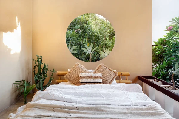 Moderne Schlafzimmereinrichtung Mit Baldachin Über Bett Großem Fenster Mit Grünen — Stockfoto