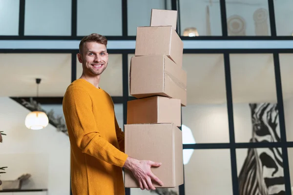 Relocation Concept Low Angle View Happy Smiling Young Adult Man — Stock Photo, Image