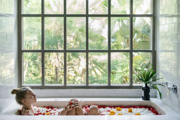Zijaanzicht Van Jonge Volwassen Vrouw Ontspannen Bad Met Tropische Bloemen — Stockfoto