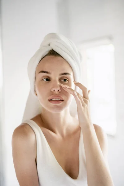 Genç Bir Kadının Yüzüne Baktığı Mükemmel Tenine Dokunduğu Beyaz Banyoda — Stok fotoğraf