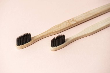 Dönüştürülmüş ve çevre dostu bambu diş fırçasının kapağı. Fotokopi alanı olan pembe arka planda izole edilmiş. Sürdürülebilirlik ve sağlıklı yaşam tarzı kavramı