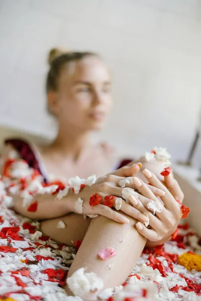 Verticaal Zicht Selectieve Focus Benen Van Jonge Volwassen Vrouwen Meisje — Stockfoto