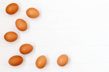 taze veya ham kahverengi yumurta beyaz ahşap zemin, üstten görünüm, fl