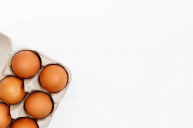taze veya ham kahverengi yumurta beyaz ahşap zemin, üstten görünüm, fl