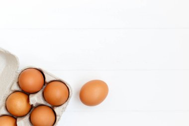 taze veya ham kahverengi yumurta beyaz ahşap zemin, üstten görünüm, fl